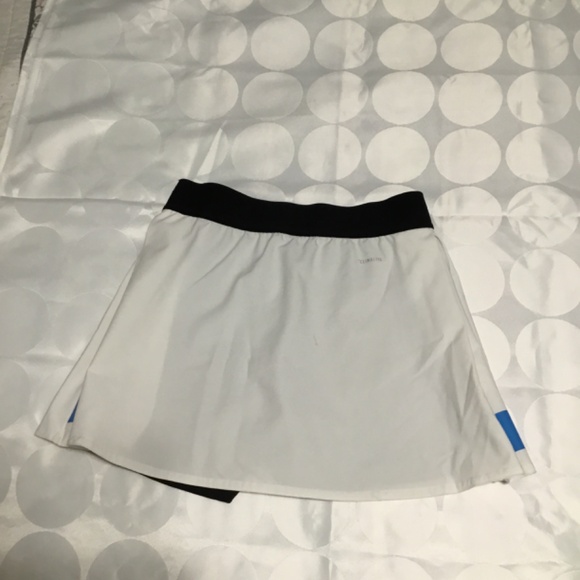 Adidas Girls White Tennis Skirt with shorts underneath (skort) - Picture 6 of 6